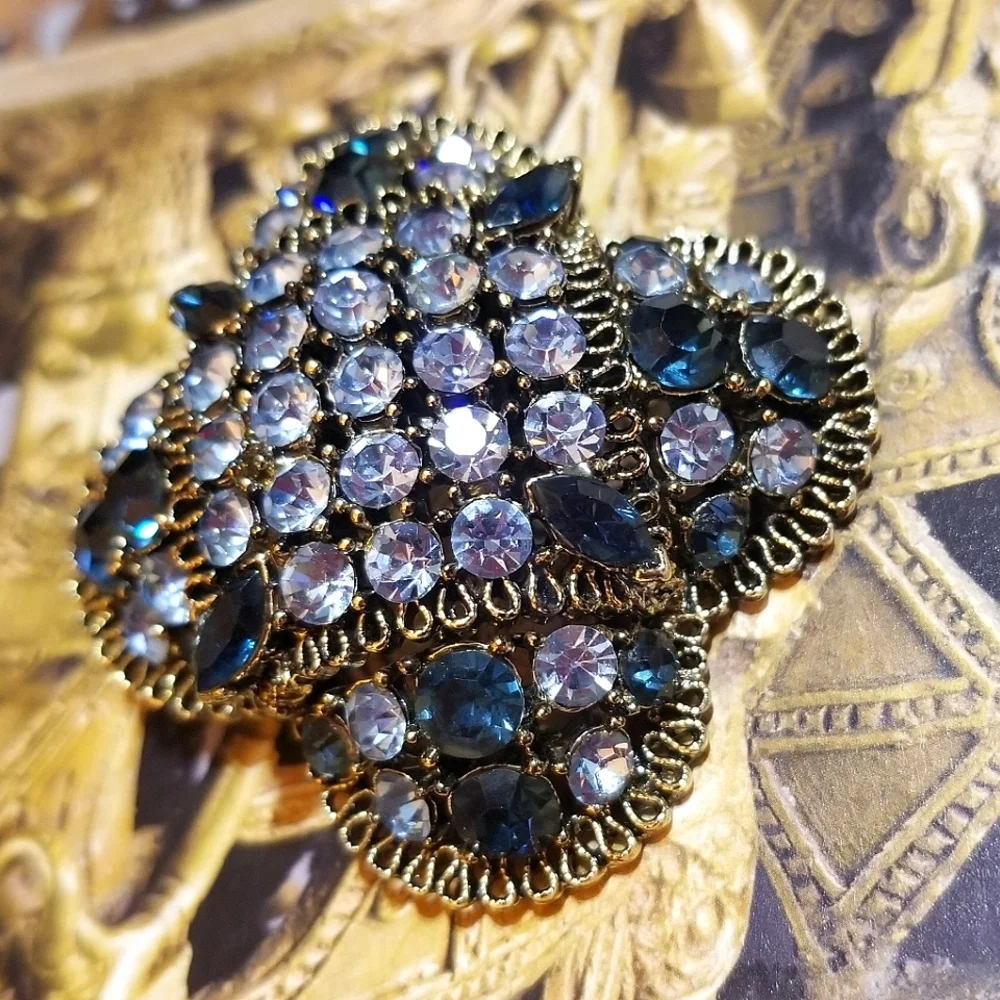 Vintage LISNER Sapphire Blue Rhinestone Domed Brooch MINT
